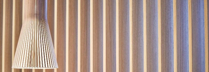 Holzlampe vor Holzlattung